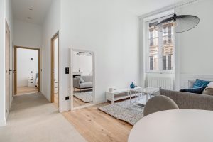 espace vie et accès aux chambres de l'appartement