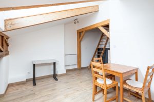 Studio avec espace repas et accès à la chambre en mezzanine poutres apparentes