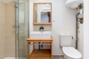 Salle d'eau rénovée avec douche à l'italienne meuble vasque et sanitaires